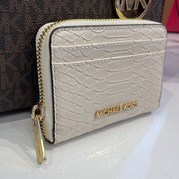 Michael Kors Women Medium Zip Around Card Case Coin Pouch Wallet Light Cream
NWT - Picture 12 of 16